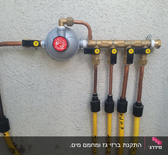 צנרת גז עם מד לחץ ושסתומים